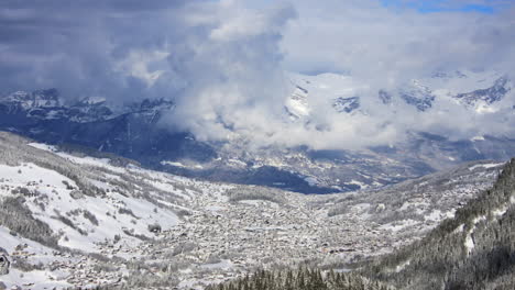 Lapso-De-Tiempo-De-Nubes-En-Movimiento-Sobre-Las-Montañas-Y-La-Ciudad-De-Megeve-En-Los-Alpes-Franceses-En-Invierno