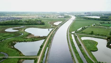 Luftaufnahmen-Des-Großen-Kanals-In-Den-Niederlanden