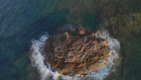 Wellen,-Die-Felsen-Gegen-Eine-Winzige-Insel-Im-Ozean-Schlagen