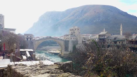 Vista-Del-Casco-Antiguo-Y-El-Puente-Viejo-En-Mostar-Con-Un-Fondo-Montañoso