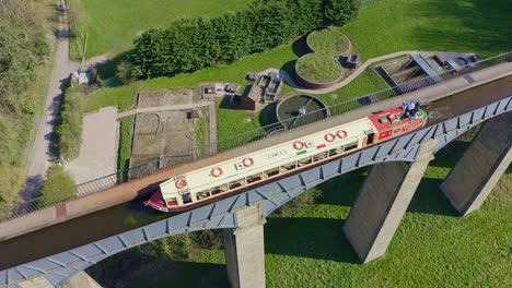 Ein-Atemberaubendes-Viadukt,-Eine-Brücke-In-Der-Wunderschönen-Walisischen-Lage-Des-Pontcysyllte-Aquädukts-Und-Die-Berühmte-Llangollen-Kanalroute,-Die-Ein-Schmales-Boot-überquert