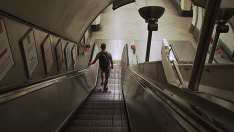 Eine-Sichtaufnahme-Einer-Person,-Die-Eine-Rolltreppe-Der-Londoner-U-Bahn-Benutzt