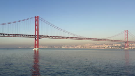 Lissabonische-Brückendrohne-Mit-Zugkreuzung-Innerhalb-Der-Brücke