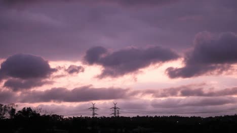 Bedrohliche-Gewitterwolken,-Die-An-Städtischen-Strommasten-Vorbeiziehen