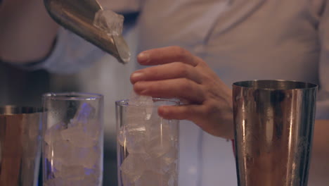 Barkeeper-Füllt-Zwei-Hohe-Gläser-Mit-Eis