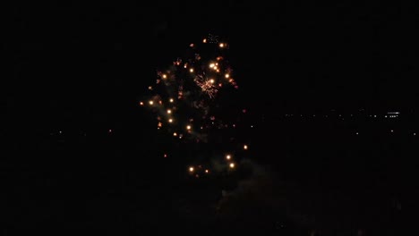Luftaufnahme-Von-Feuerwerk-In-Der-Nacht