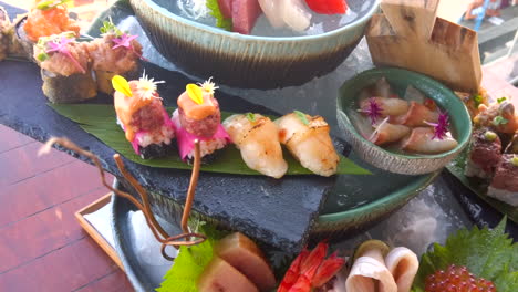 Bewegen-Sie-Sich-über-Eine-Erstaunliche-Sushi-Platte,-3-Ebenen-Sushi-Und-Sashimi-Auf-Eis-Mit-Trockeneisrauch