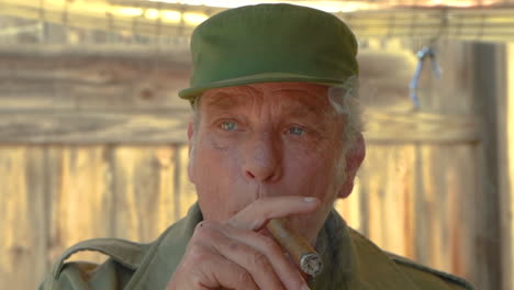 Zeitlupenclip,-Porträt-Eines-älteren-Mannes,-Der-Eine-Kubanische-Zigarre-Raucht,-Nachdenklich-Und-Nachdenklich