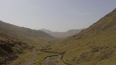 Wrynose-Pass-Im-Lake-District-Drone-Elevation-Landschaft-Enthüllen-Schuss