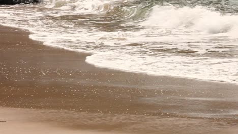 Wellen,-Die-An-Die-Flache-Strandküste-Schlagen