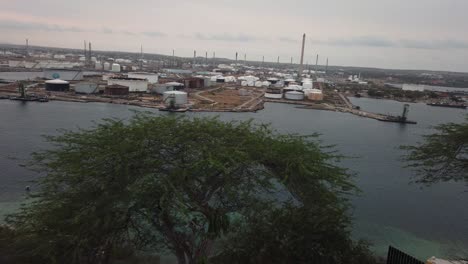 Blick-Auf-Die-Curacao-raffinerie-Vom-Dach-Des-Fort-Nassau-Hinter-Einer-Baumkrone