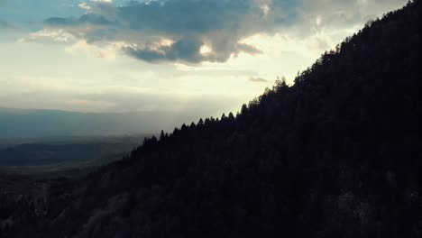 Drohnenaufnahme-Des-Sonnenuntergangs-Hinter-Dem-Berg-In-Slowenien