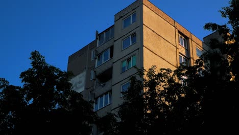 Altes-Blockgebäude-Im-Sowjetischen-Russland-Stil-Wie-In-Der-Tschernobyl-Fernsehserie-Mit-Handschuss-Sieht-Aus-Wie-Eine-Echte-Person,-Die-Darauf-Schaut