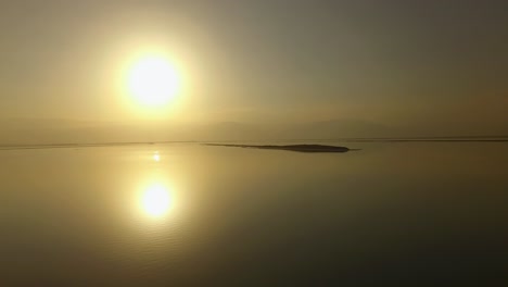 Heißer-Sonnenaufgang-über-Den-Salzinseln-Des-Toten-Meeres