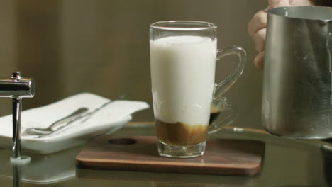 Ein-Glas-Milchkaffee-Zubereiten