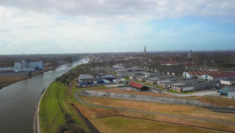 Die-Historische-Stadt-Middelburg-Mit-Einem-Kanal-Und-Einem-Industriegebiet-Im-Vordergrund