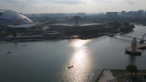 Luftdrohnenaufnahme-Des-Indoor-Stadions-In-Singapur-Bei-Sonnenaufgang