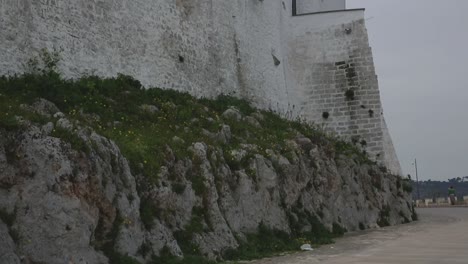 Auf-Hohen-Mauern-Der-Weißen-Altstadt-Von-Ostuni,-Italien,-Nach-Oben-Kippen