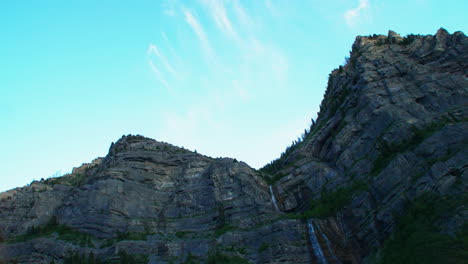 Amplia-Toma-De-Bridal-Veil-Falls-Al-Atardecer-Cerca-De-Salt-Lake-City-En-El-Cañón-Provo-En-Utah