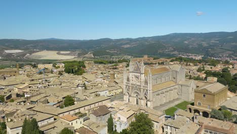 Drone-Flies-Over-Orvieto-Duomo-on-Beautiful-Summer-Afternoon