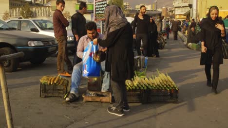 Vendedor-Ambulante-Vendiendo-Mazorcas-De-Maíz-Carbonizado-Fuera-Del-Bazar-Tajrish-En-Teherán,-Irán