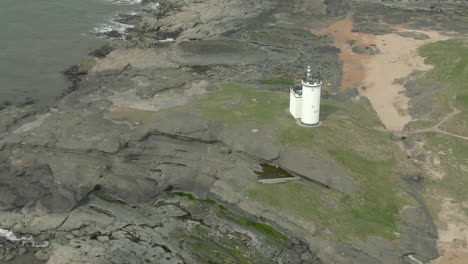 Eine-Luftaufnahme-Des-Leuchtturms-Von-Elie-Ness-Und-Der-Umliegenden-Küste-An-Einem-Nebligen-Tag,-Fife,-Schottland