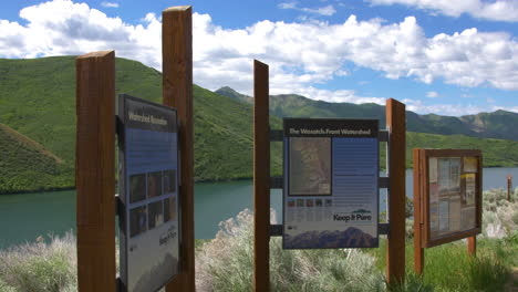 Schilder-Und-Warnungen-Am-Eingang-Zum-Little-Dell-Reservoir-In-Utah