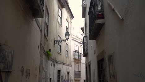 Pov-Zu-Fuß-Durch-Enge-Gassen-Im-Alfama-Viertel-In-Lissabon,-Portugal