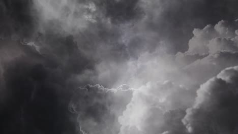 Pov-Tormenta-Dentro-De-Nubes-Cumulonimbus-Moviéndose-En-El-Cielo-Oscuro