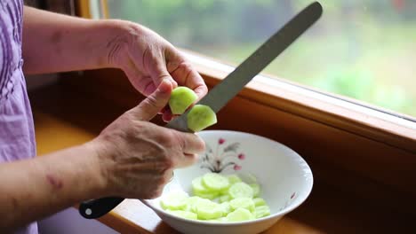 Peel-And-Cut-Cucumber-With-Knife-With-Wrinkled-Hands-1