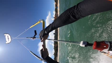 POV-Eines-Kitesurfens-Mit-Akrobatischen-Tricks-Auf-Dem-Tropischen-Ozean,-Vertikales-Video