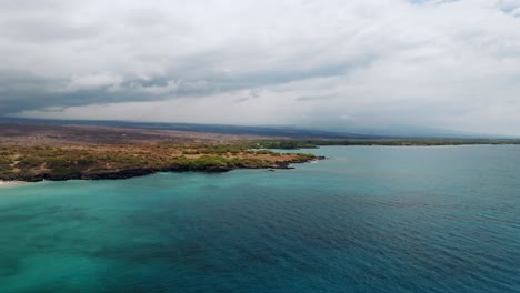 Vista-Aérea-De-La-Playa-Hapuna-En-La-Costa-Oeste-De-La-Isla-Grande,-Hawaii---Disparo-De-Drones