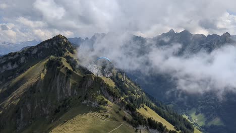 Parapente-En-Los-Alpes-Suizos-Despegando-1