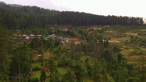 Drone-Shot-of-a-small-village-in-Sainj-Valley-in-Himachal-Pradesh-near-Manali,-Kasol-12