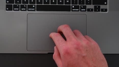 Ein-Laptop-Benutzer-Bewegt-Den-Pfeil-Auf-Dem-Bildschirm-Mit-Seinen-Fingern-Auf-Dem-Taktilen-Trackpad