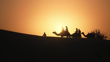 Touristen,-Die-Kamele-In-Saudi-Arabien-Reiten