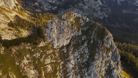 Kreisbewegung-Mit-Einer-Drohne-Gefilmt-Schöne-Berge-In-Den-Alpen-Bei-Sonnenaufgang-Mit-Klarem-Himmel-In-4k