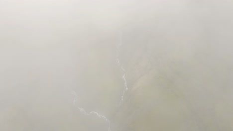 Sich-Teilende-Wolken-Enthüllen-Einen-Hohen-Wasserfall-Und-Eine-Grüne-Schlucht-In-Island-Mulagljufur-Schlucht