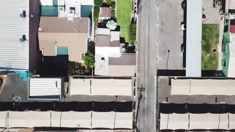 Cenit-Blick-Von-Einer-Drohne,-Die-über-Eine-Nachbarschaft-Fliegt