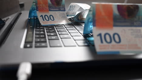100-Dollar-Banknoten-Lagen-Auf-Einer-Laptop-Tastatur,-Online-Einnahmen-Im-Internet