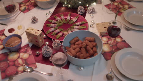 Weihnachtsessen,-Kartoffelkrokette,-Handgehalten,-Breit