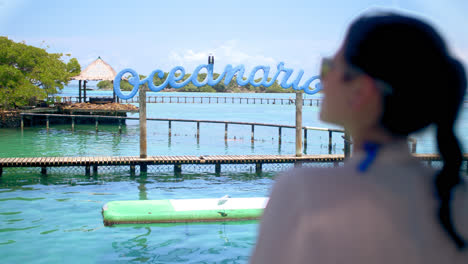 Mittlere-Aufnahme-Eines-Mädchens-Mit-Blauer-Sonnenbrille,-Das-In-Einem-Ozeanarium-In-Cartagena-Kolumbien-1-Auf-Den-Ozean-Starrt