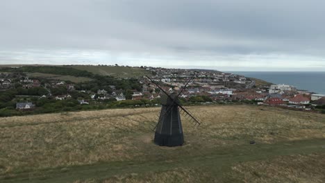Antenne-Fliegt-Zu-Den-Segeln-Der-Windmühle-Der-Antiken-Leuchtfeuermühle-Im-Süden-Großbritanniens