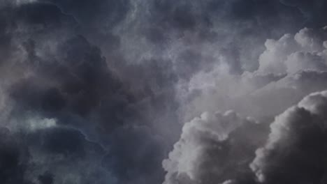 4k-Un-Relámpago-Que-Destella-A-Través-De-Un-Cielo-Oscuro-Con-Nubes-En-Movimiento