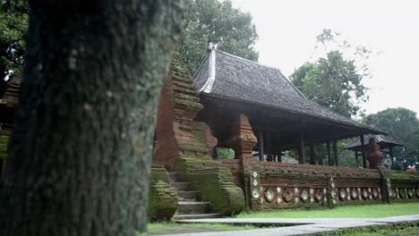 Wooden-pavilion-architecture-of-the-inner-court-of-ancient-old-palace-of-Keraton-Kasepuhan-Cirebon,-West-Java,-Indonesia-1