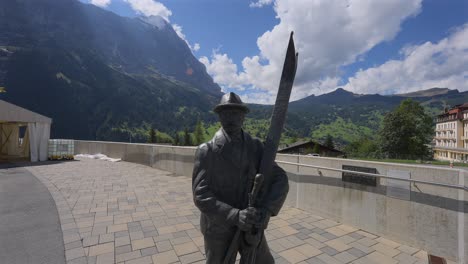 Bronze-statue-in-Grindelwald,-Switzerland