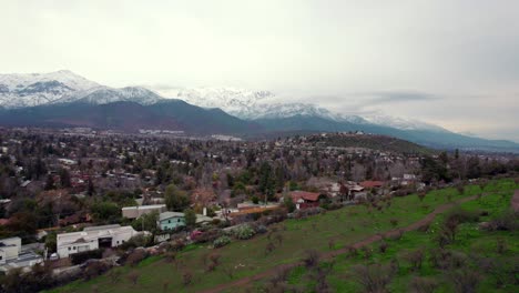 Vergrößern-Sie-Die-Luftaufnahme-Der-Schneebedeckten-Anden-In-Santiago,-Chile