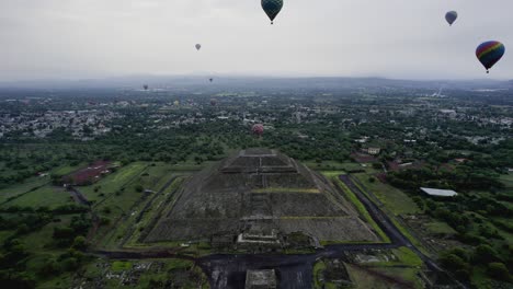 Aerial-view-away-from-the-Pyramid-of-the-sun,-overcast-day-in-Teotihuacan,-Mexico---pull-back,-drone-shot