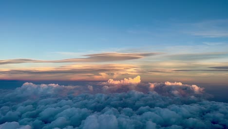 Atemberaubende-Aussicht-Aus-Einem-Jet-cockpit-Während-Des-Abstiegs-Zum-Flughafen-Von-Valencia,-Spanien,-Während-Des-Sonnenuntergangs-Mit-Einem-Spektakulären-Himmel-Mit-Bunten-Wolken,-Die-In-Pastellfarben-Bemalt-Sind