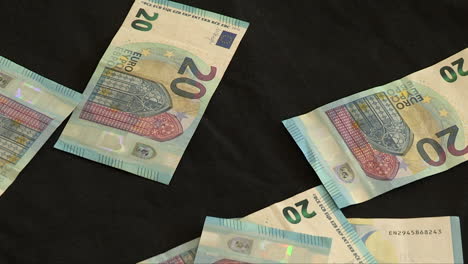Fallendes-Geld-In-20-Euro-Banknoten-Auf-Schwarzem-Hintergrund